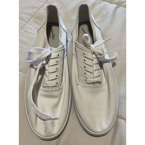 Universal Thread white canvas sneakers size 9